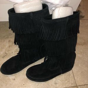 Minnetonka Three Layer Fringe Boots Black